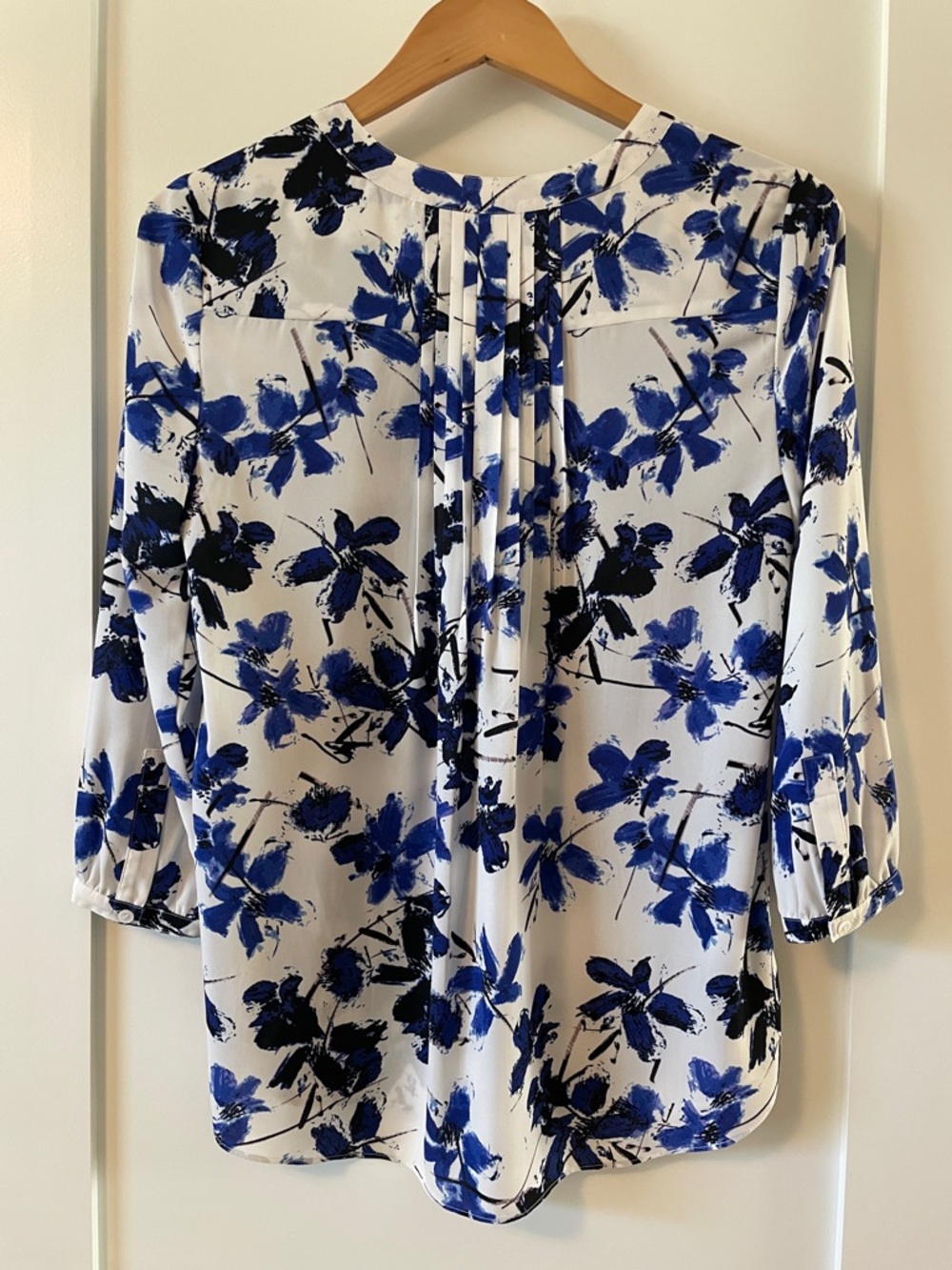 NYDJ Women’s Blue Floral Split-Neck Popover Blouse - Picture 4 of 6